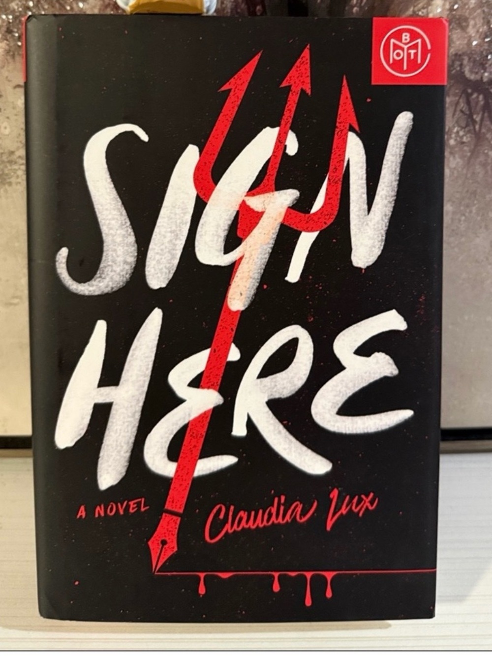 ‘Sign Here’ Hardback Book by Claudia Luxe, EUC